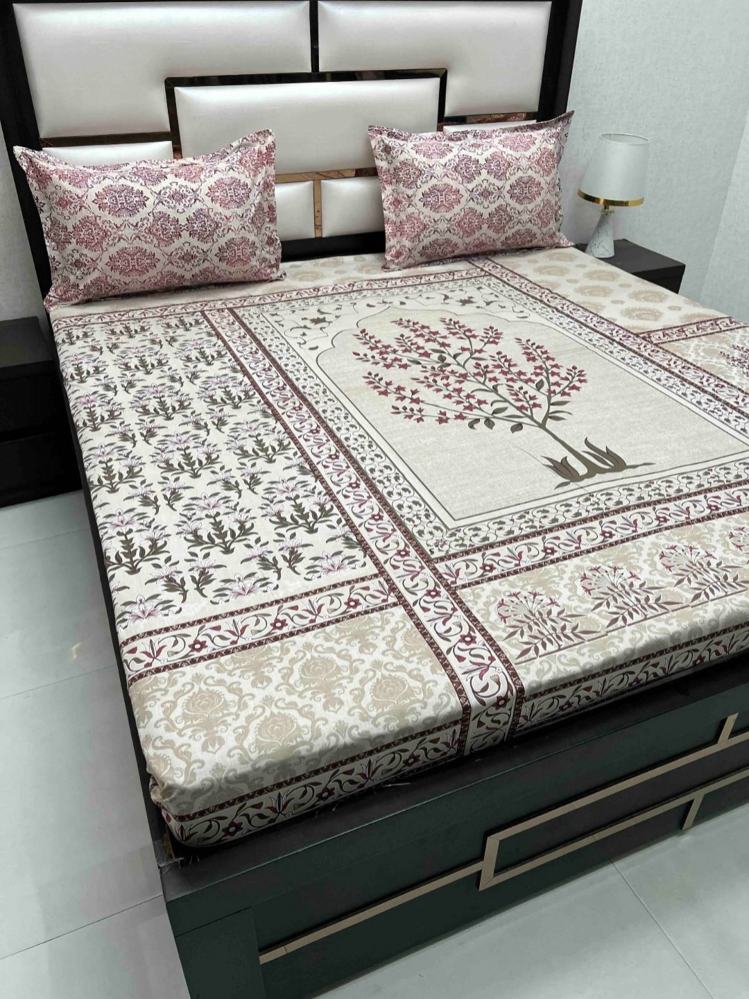 

Pure Decor Lifestyle Pink 220 TC Pure Cotton King Bedsheet Set-2.76 m x 2.76 m, Maroon