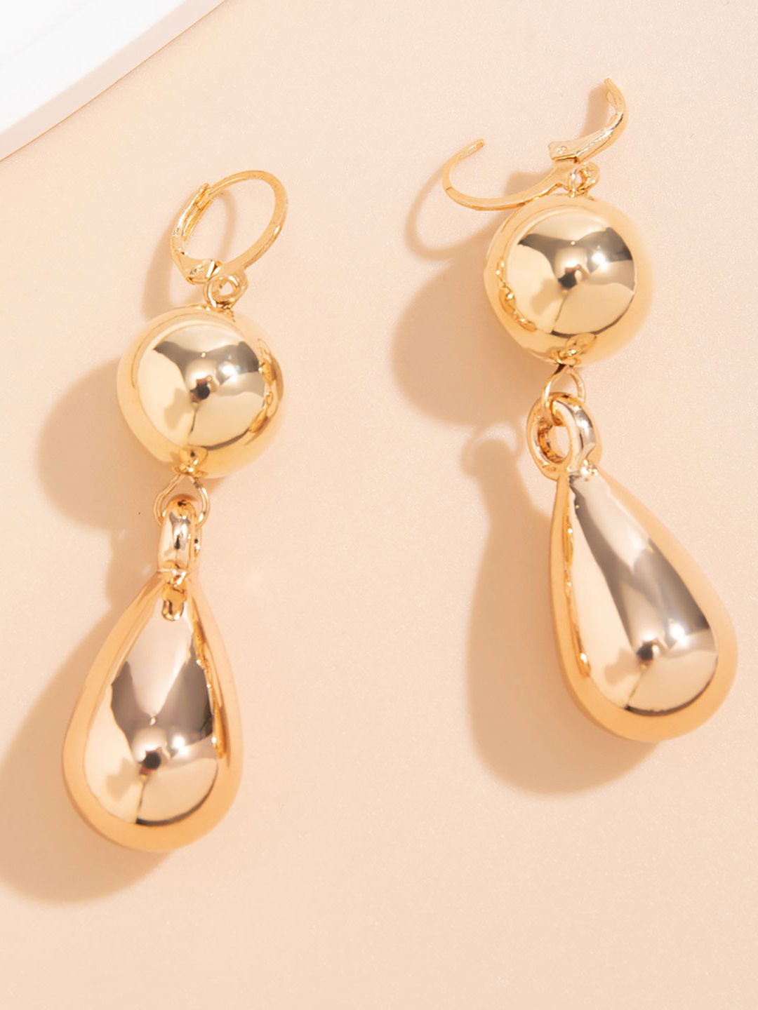 

StyleCast x Revolte Teardrop Shaped Studs Earrings, Gold