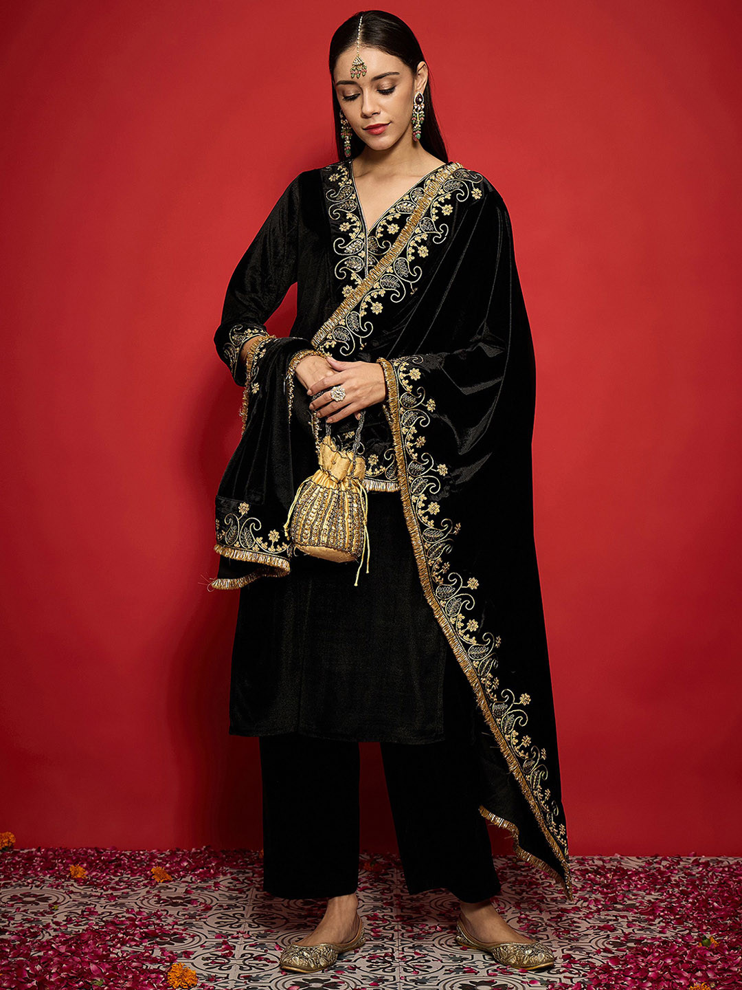 

Shae by SASSAFRAS Women Ethnic Motifs Embroidered Regular Velvet Kurta with Palazzos & With Dupatta, Black