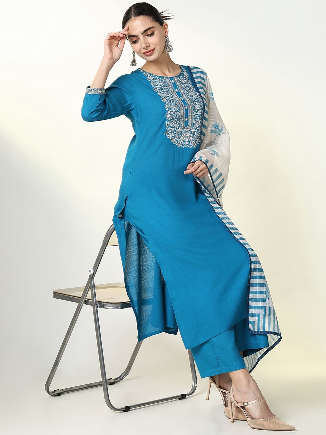 

SHOWOFF Women Yoke Design Regular Thread Work Kurta with Trousers & With Dupatta, Blue