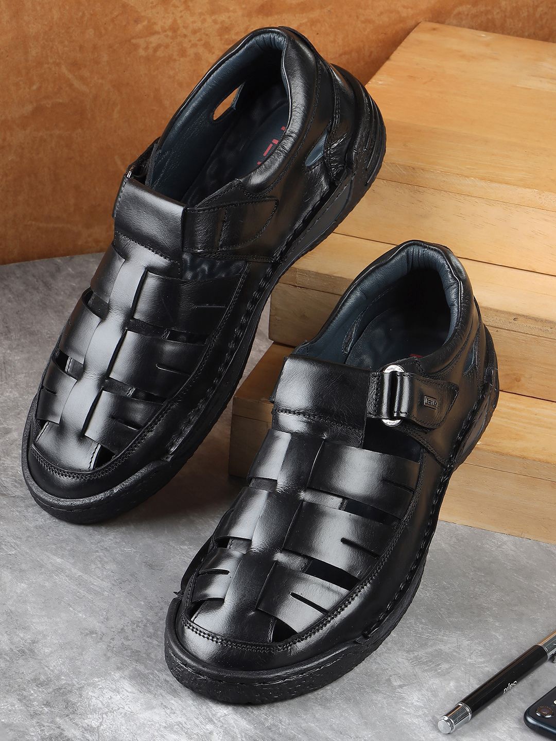 

Metro Men Shoe-Style Sandals, Black