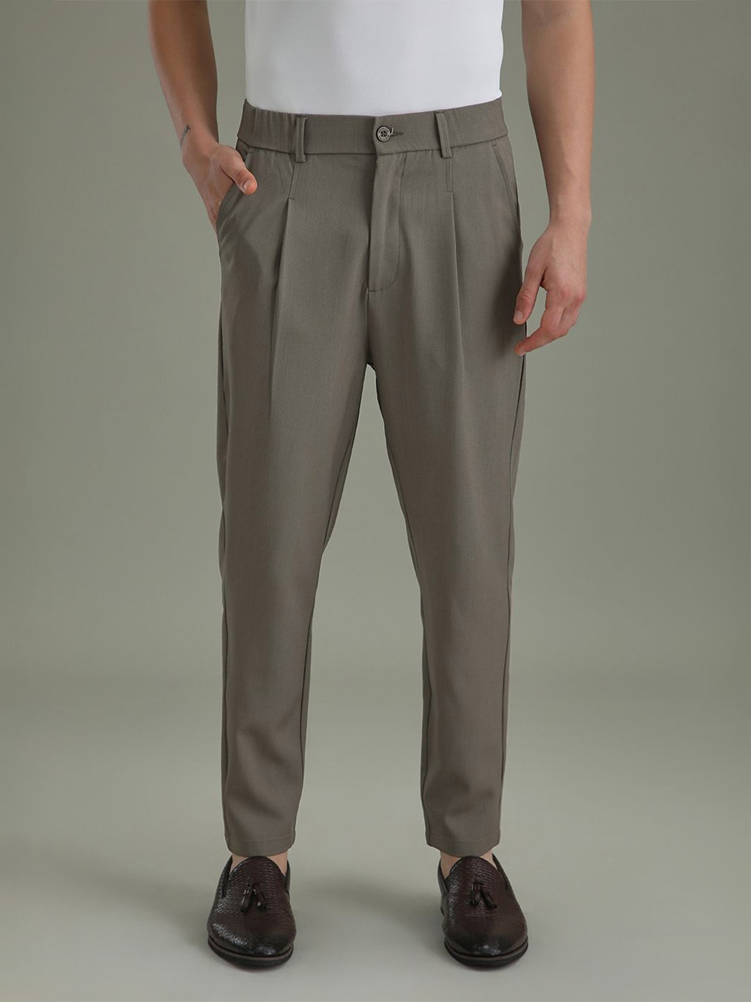 

Banana Club Men Relaxed Pleated Trousers, Grey
