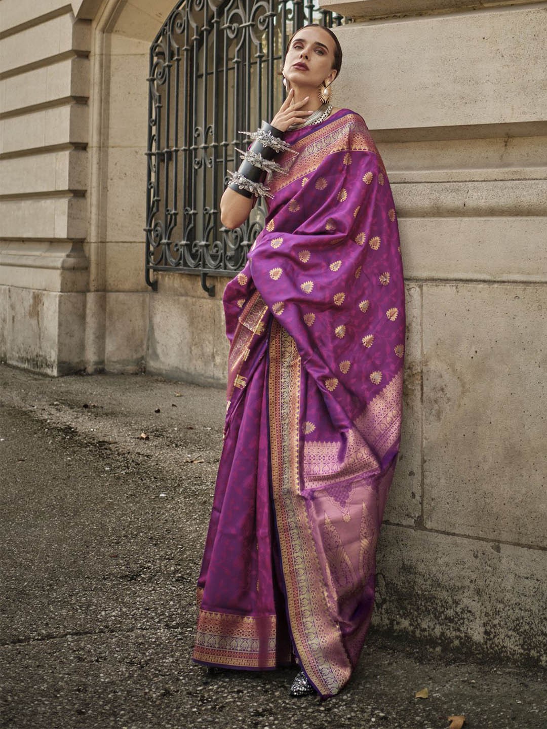 

elora Woven Design Zari Silk Blend Saree, Purple