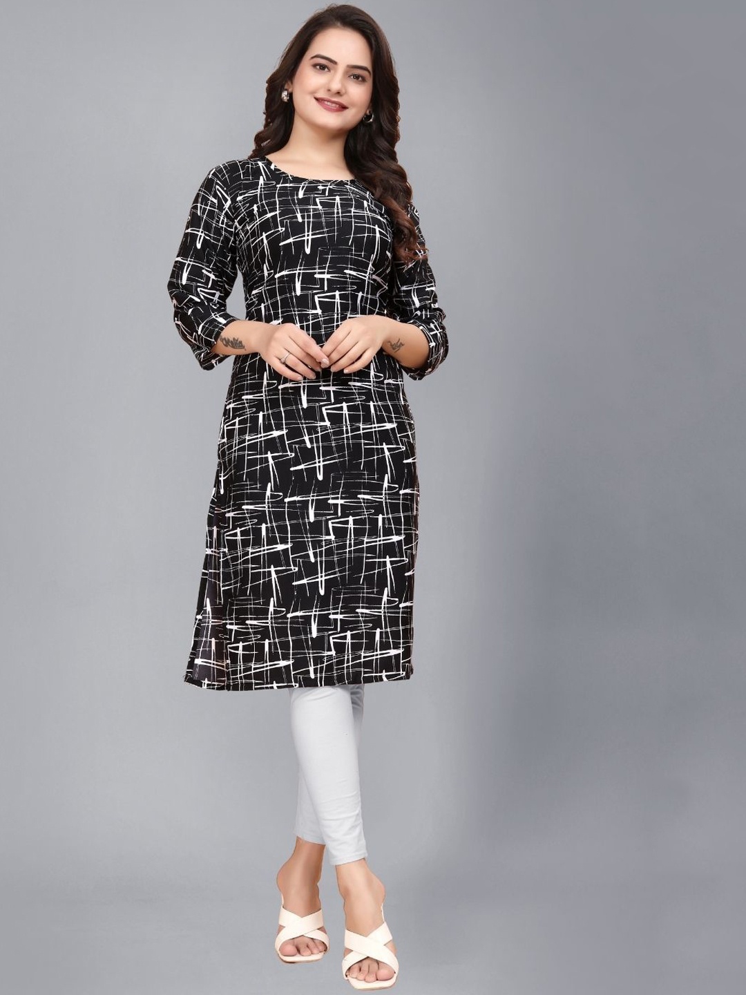 

AK FASHION MALL Women Geometric Checked Flared Sleeves Thread Work Crepe Kurta, Black