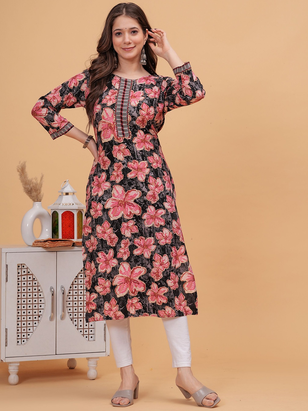 

KALINI Women Printed Gotta Patti Floral Kurta, Black