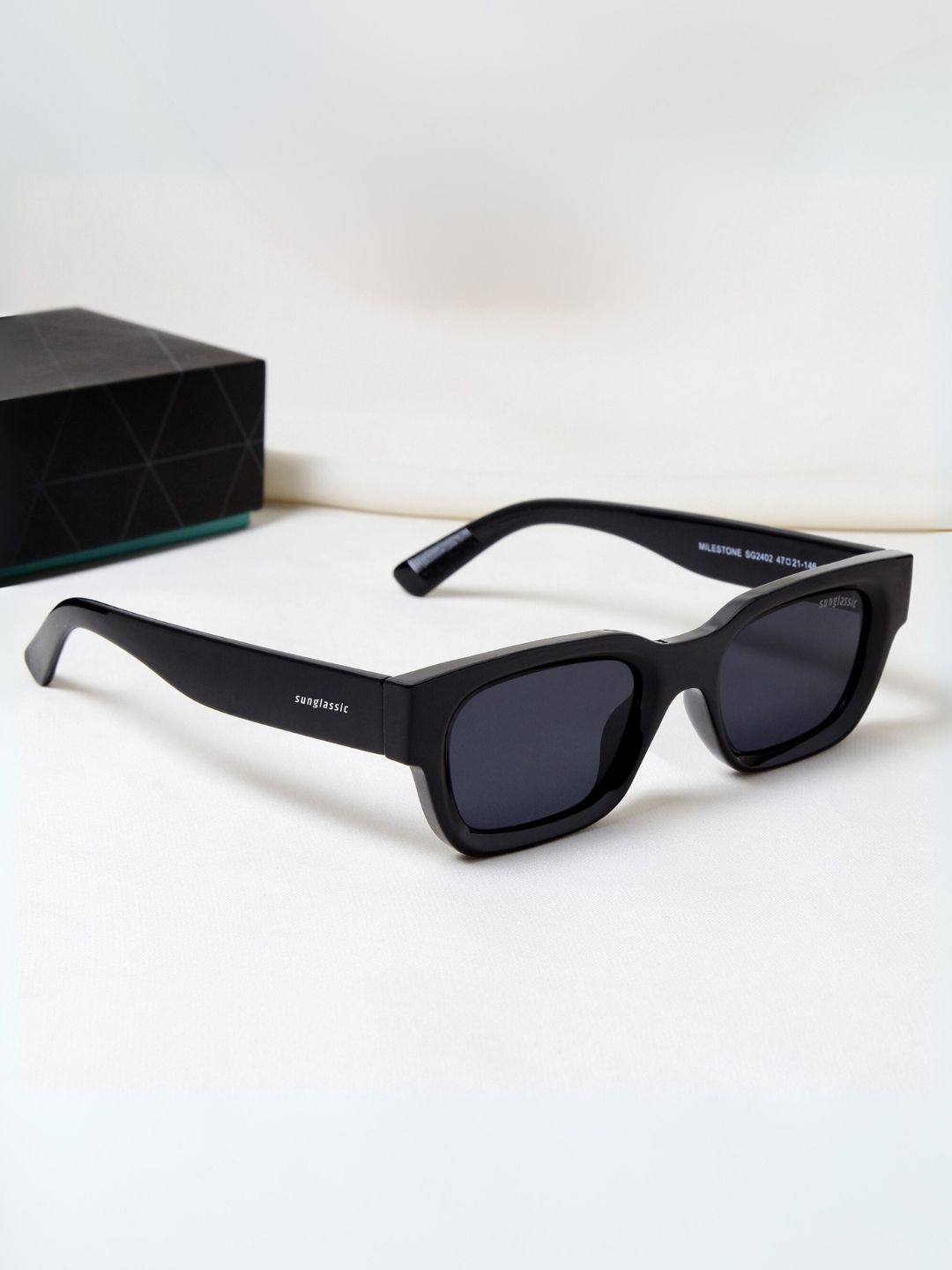 

SUNGLASSIC Unisex Square Sunglasses with UV Protected Lens, Black