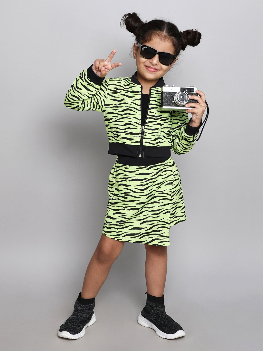 

taffykids Girls Printed T-shirt with Skirt, Green