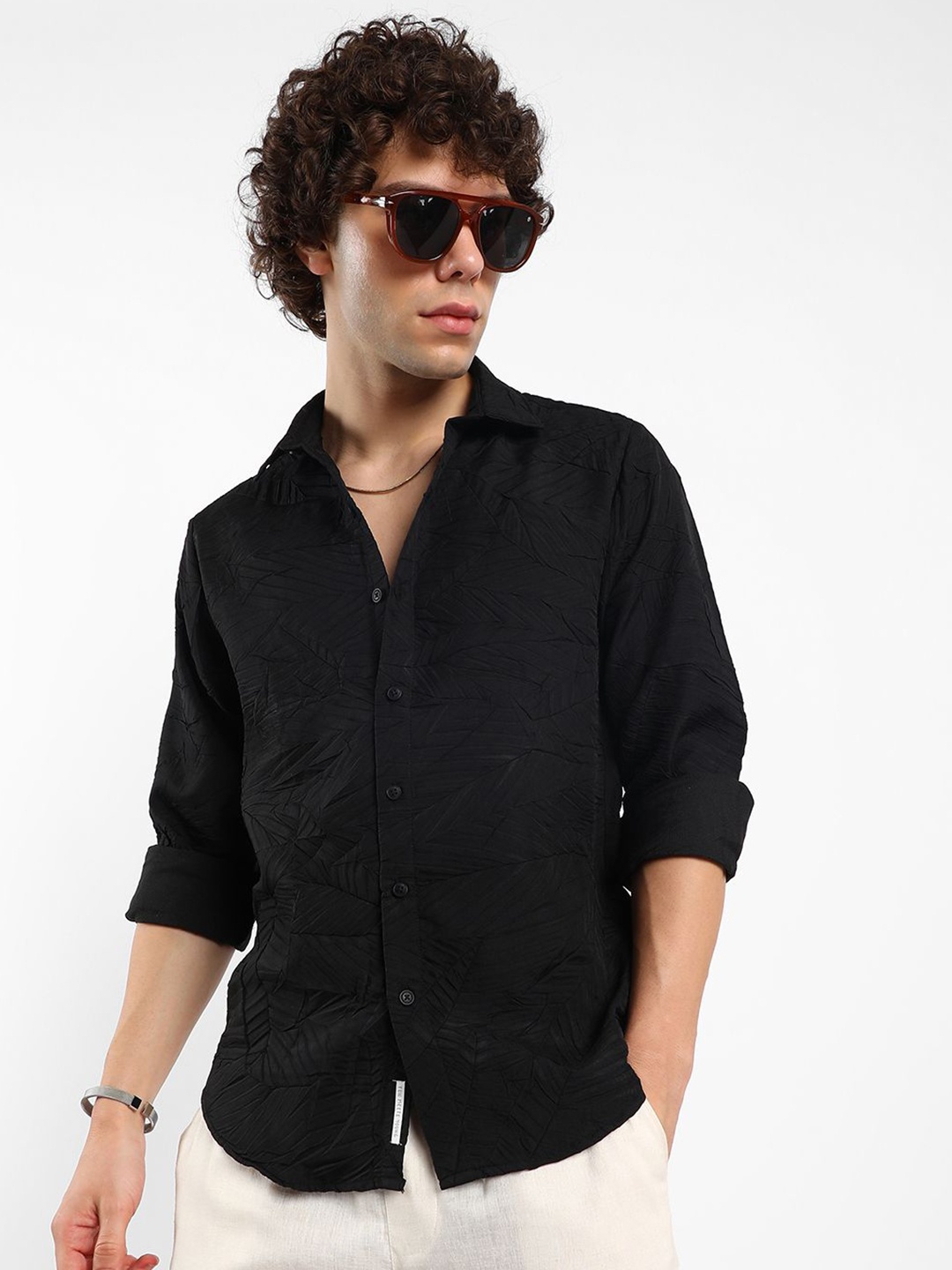 

Campus Sutra Men Foliage-Tactile Comfort Spread Collar Solid Casual Shirt, Black