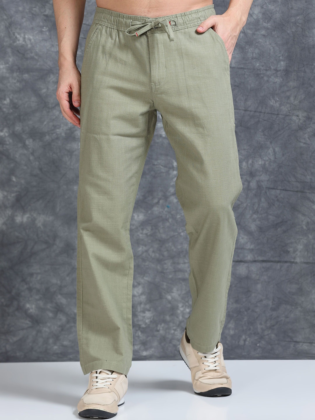 

The Roadster Lifestyle Co Men Relaxed Fit Mid Rise Trousers, Olive