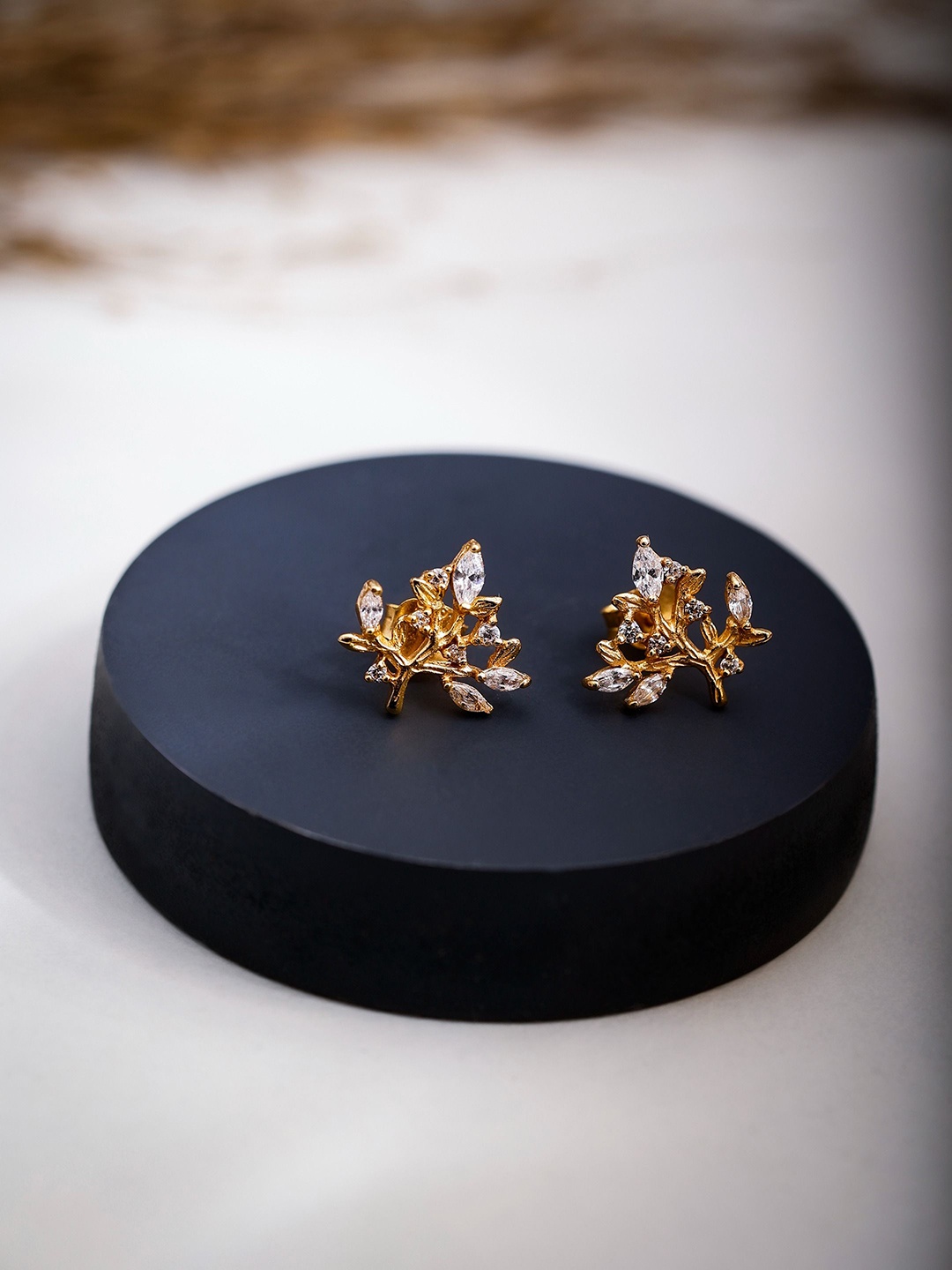 

DIAVO Contemporary Studs Earrings, Gold