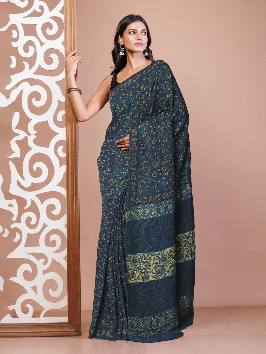 

Unnati Silks Floral Printed Pure Silk Handloom Block Print Saree, Blue