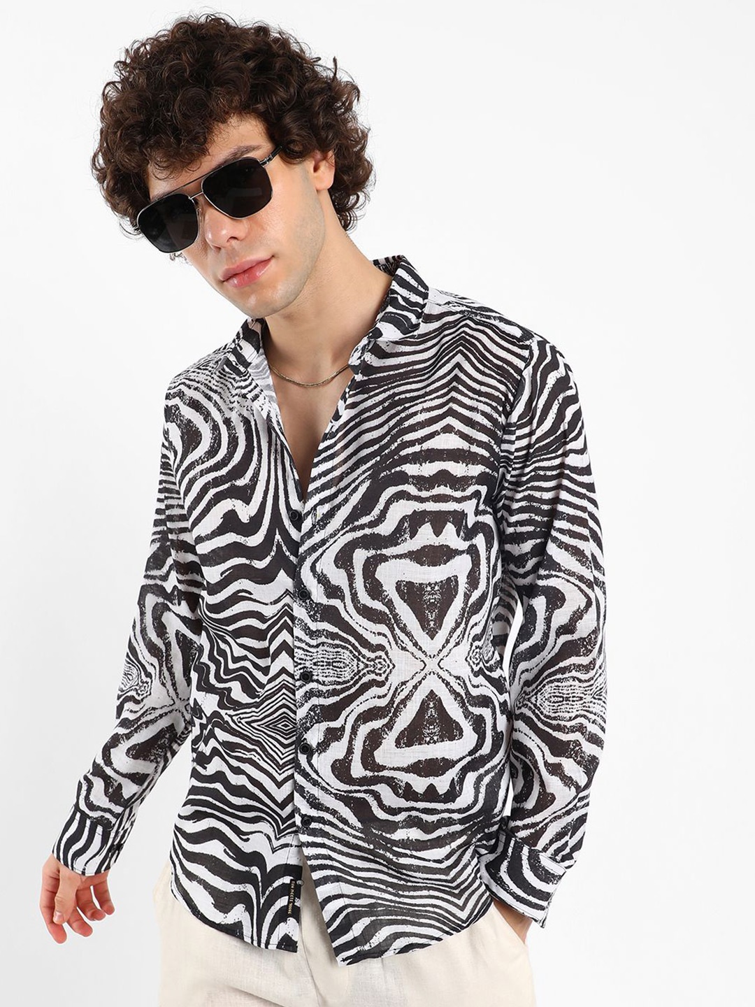 

Campus Sutra Men Comfort Spread Collar Abstract Printed Casual Shirt, Black
