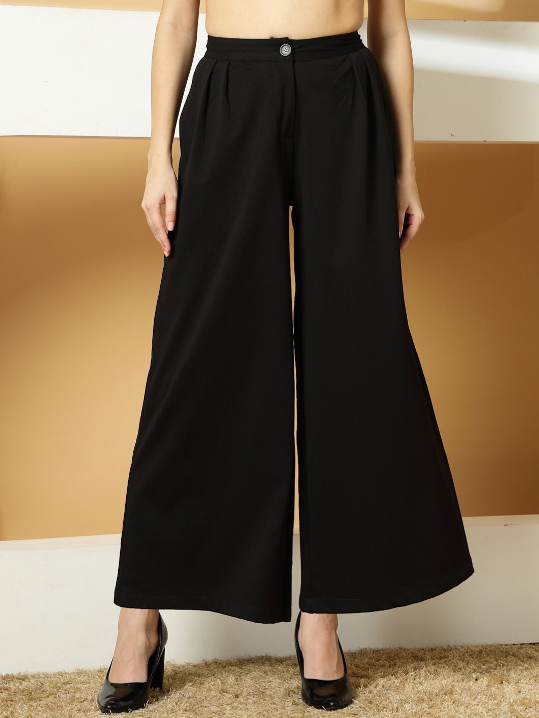 

Oomph! Women Relaxed Pleated Trousers, Black