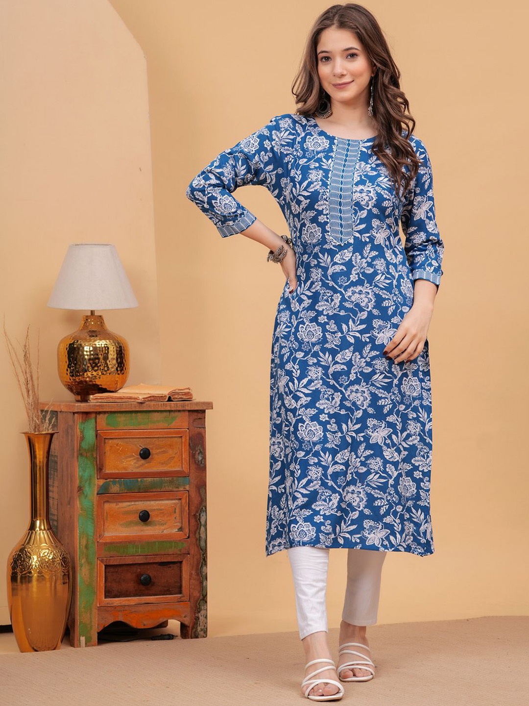 

KALINI Women Printed Gotta Patti Floral Kurta, Turquoise blue