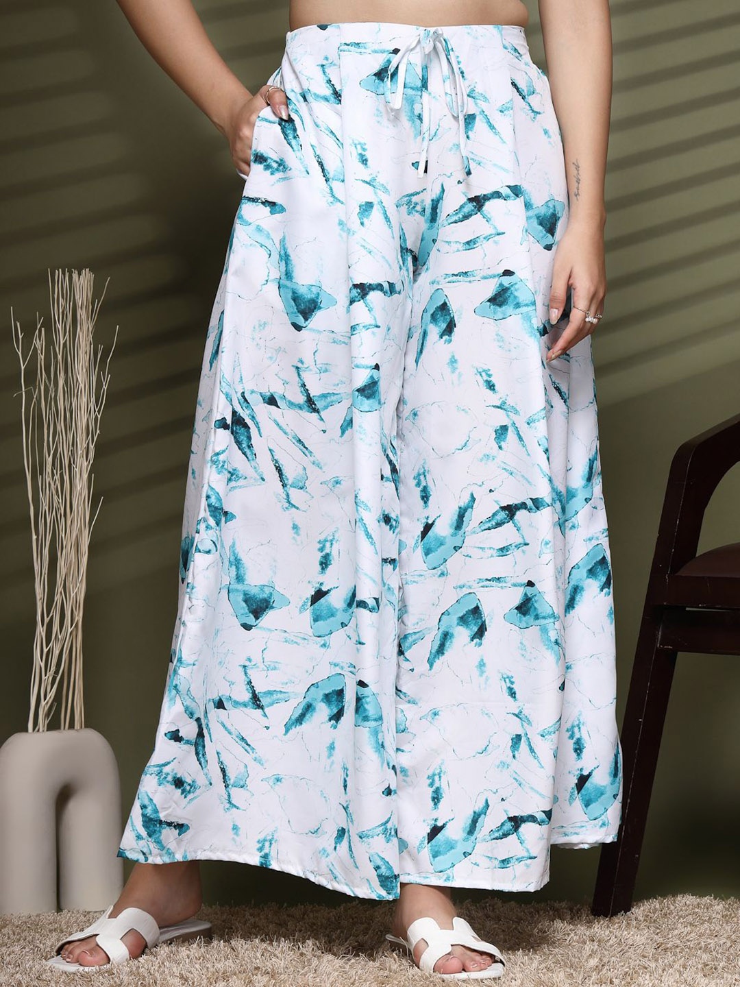 

Oomph! Women Floral Printed Relaxed Trousers, Blue