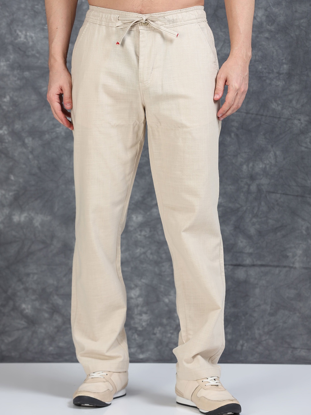 

The Roadster Lifestyle Co Men Linen Relaxed-Fit Regular Trouser, Cream
