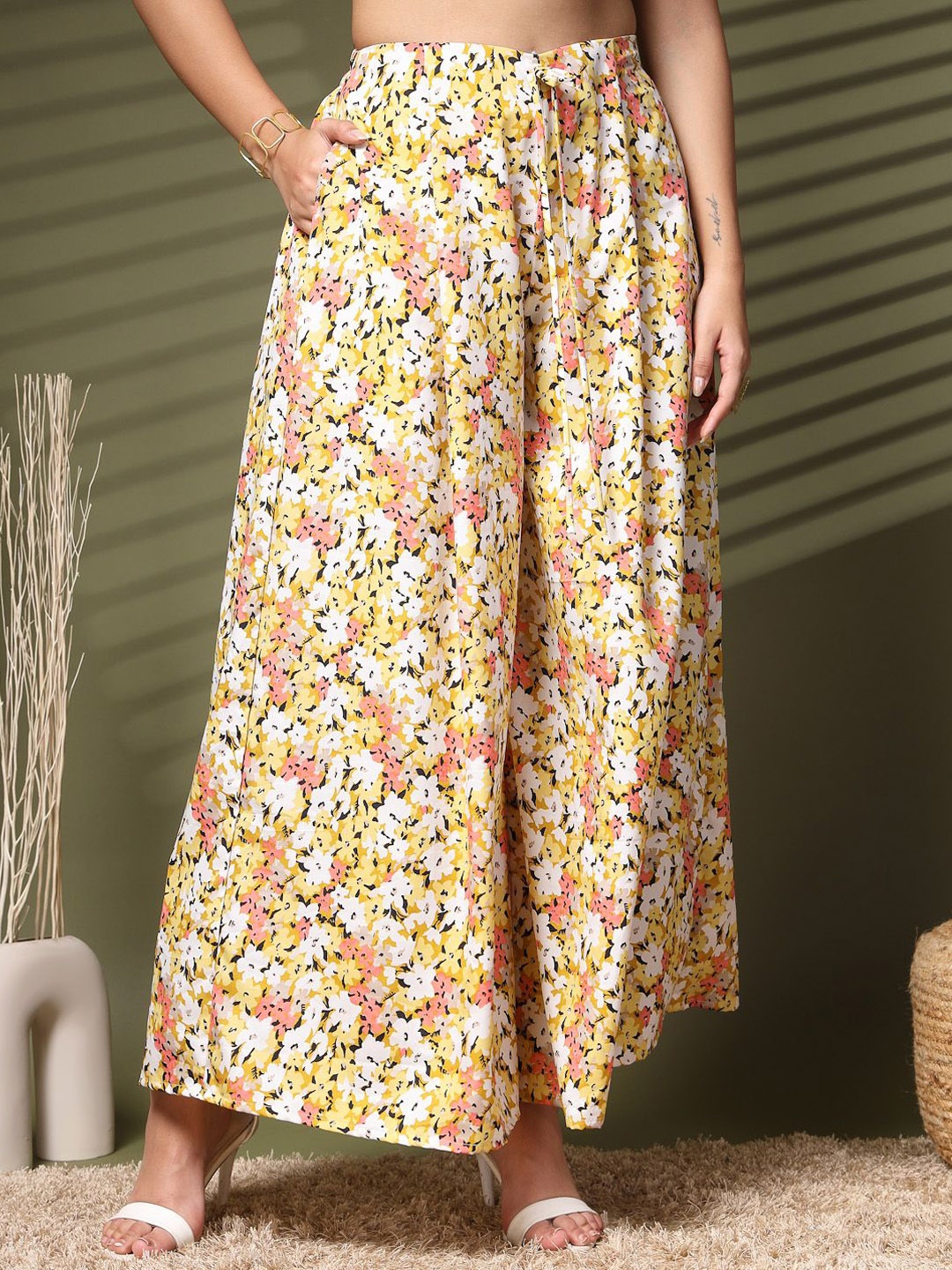 

Oomph! Women Floral Printed Relaxed Trousers, Yellow