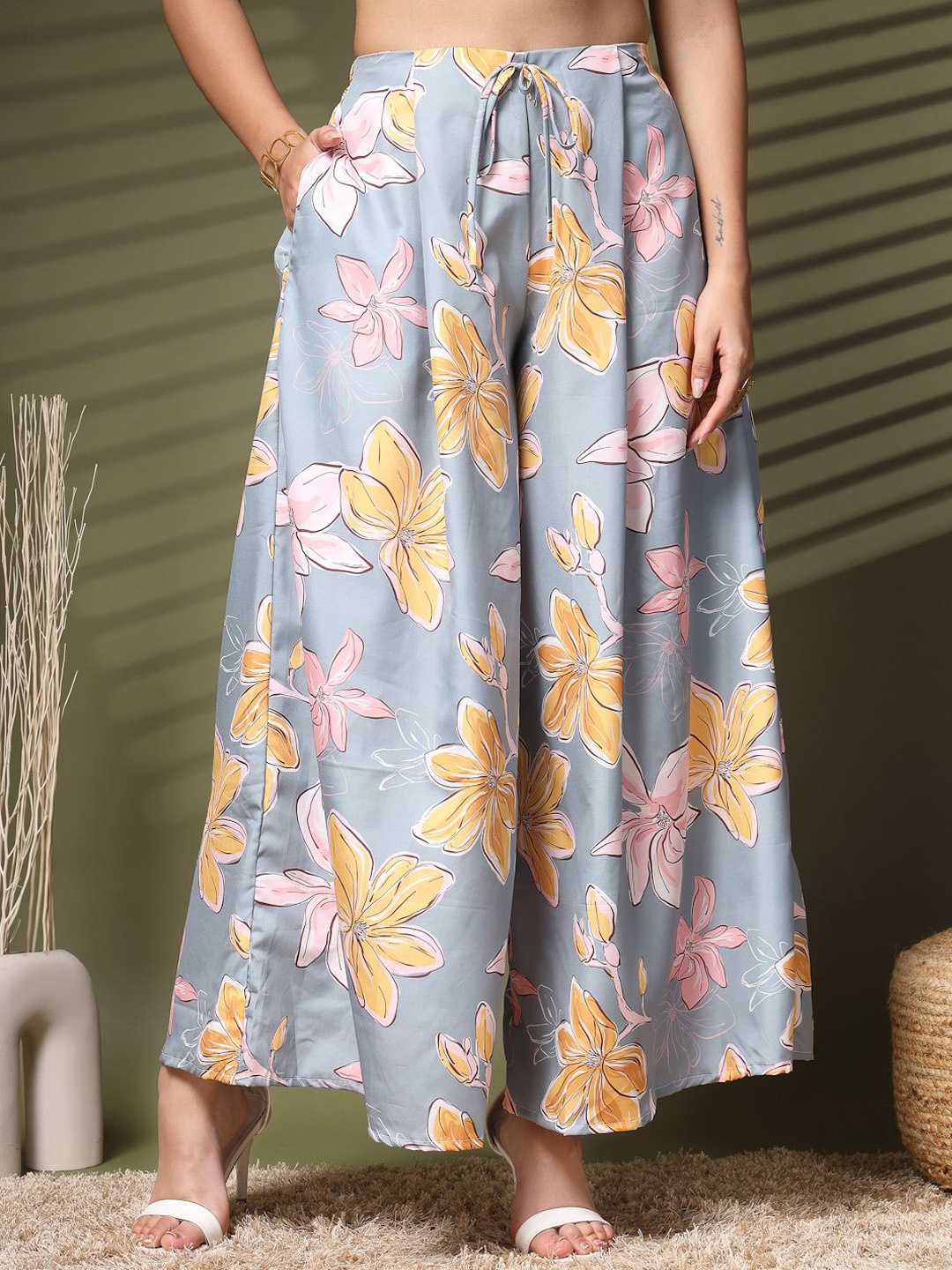 

Oomph! Women Floral Printed Relaxed Trousers, Grey