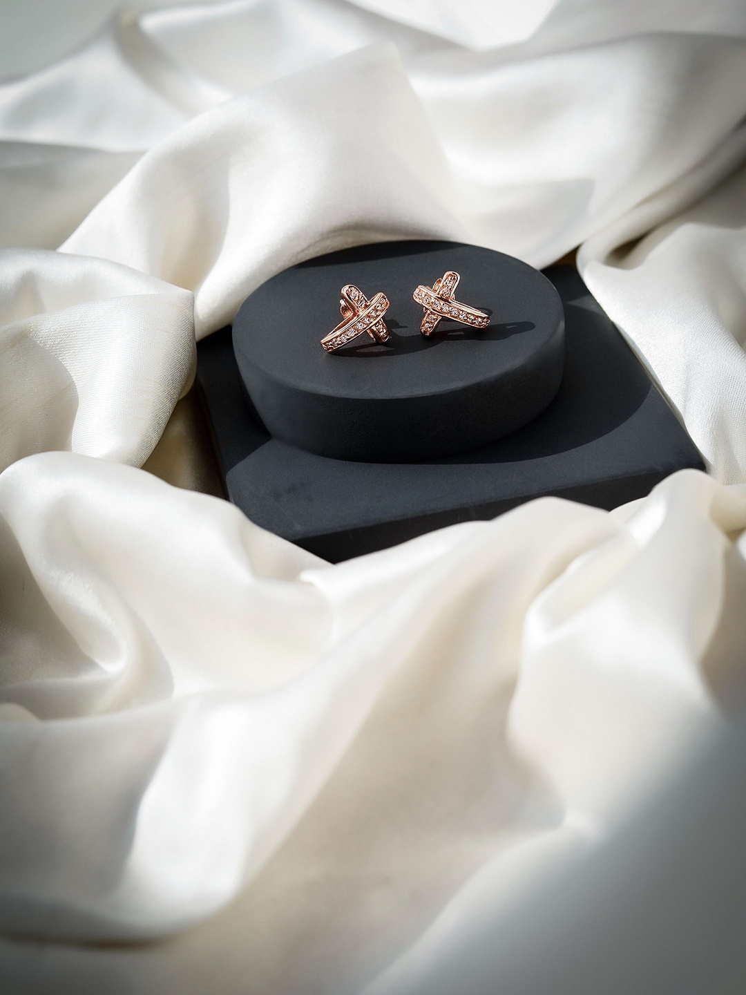 

DIAVO Contemporary Studs Earrings, Rose gold