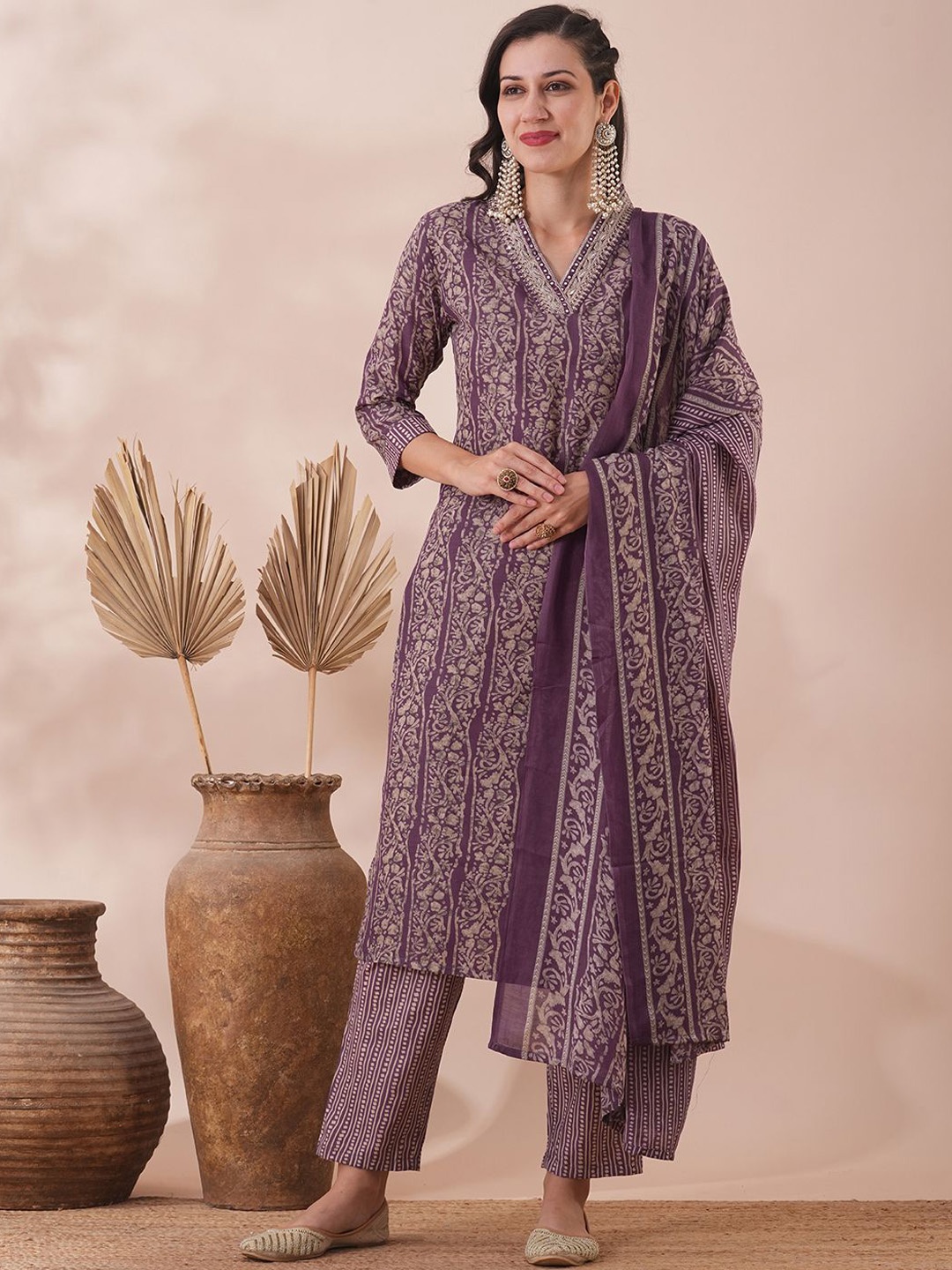 

FASHOR Women Floral Printed Regular Sequinned Kurta with Trousers & With Dupatta, Lavender