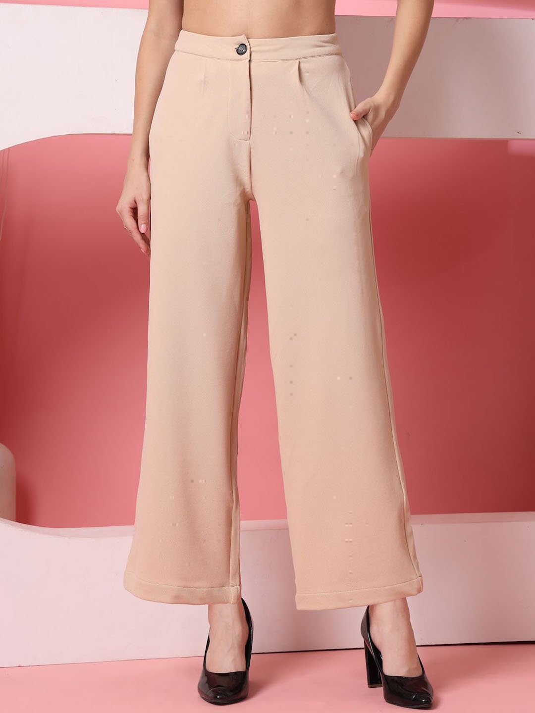 

Oomph! Women Relaxed Pleated Trousers, Beige
