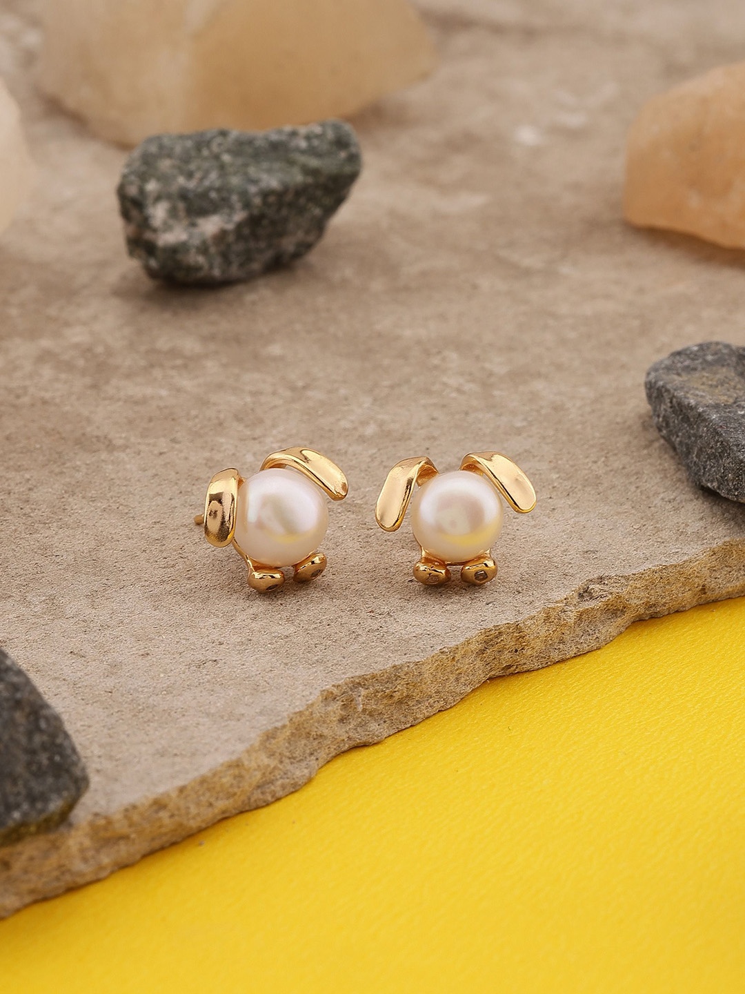 

DIAVO Contemporary Studs Earrings, Gold
