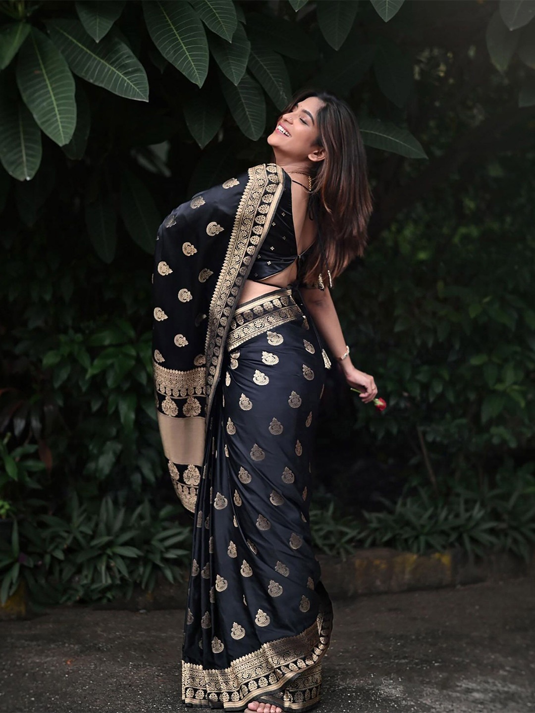 

Aldwych Woven Design Zari Silk Blend Banarasi Saree, Black