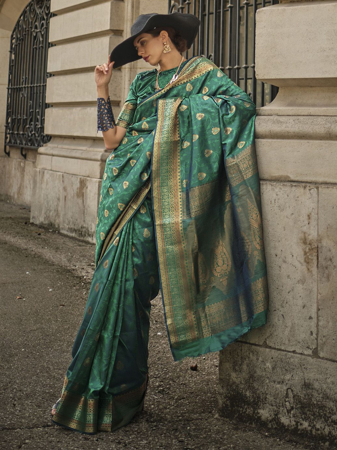 

elora Woven Design Zari Silk Blend Saree, Green