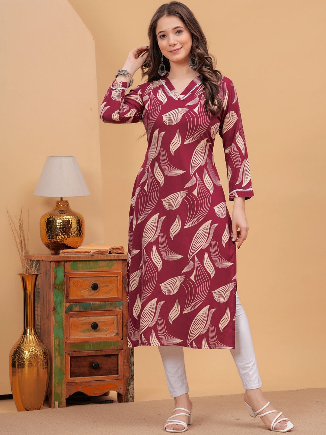 

KALINI Women Printed Gotta Patti Floral Kurta, Maroon