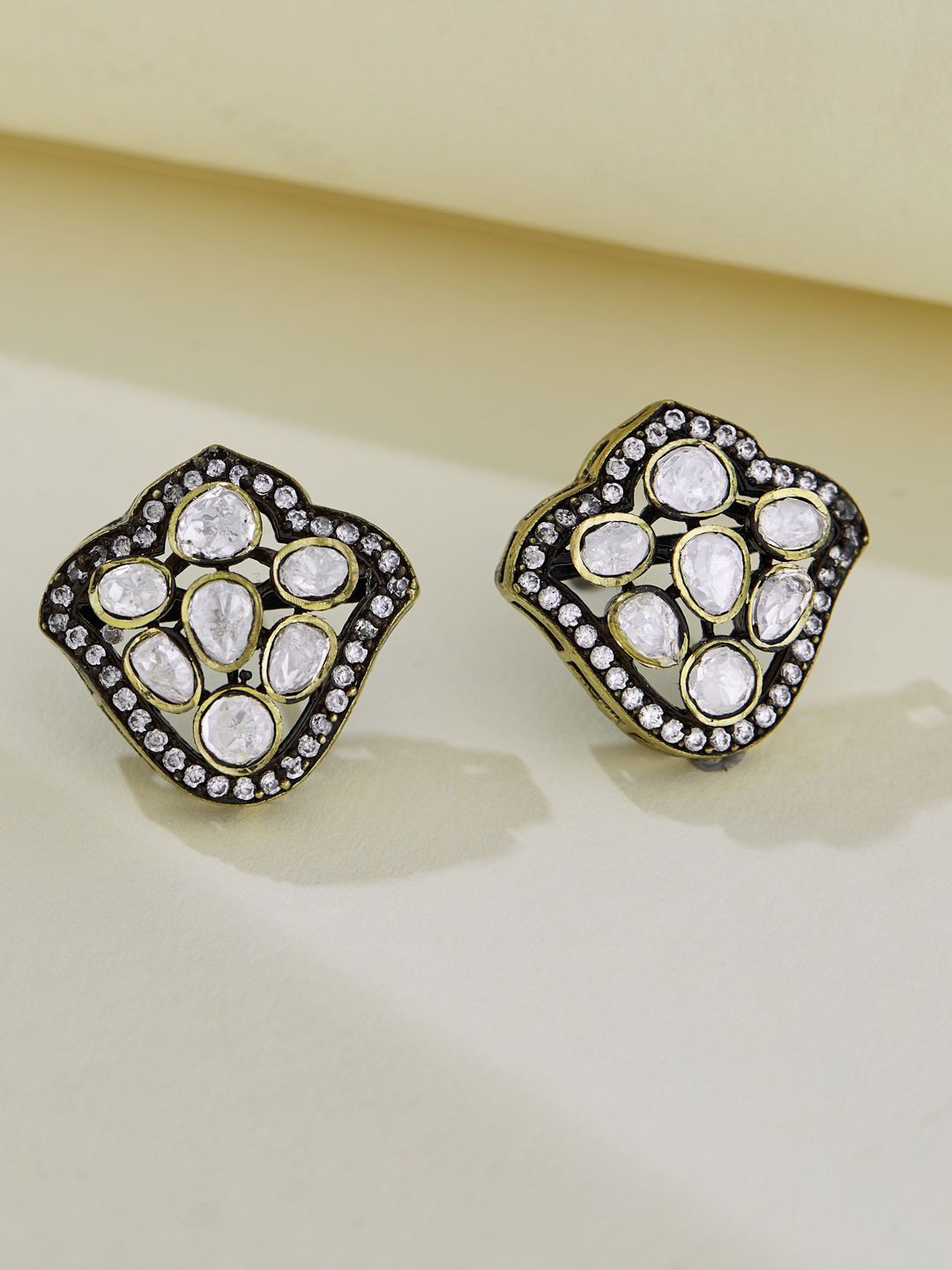 

Yinara Contemporary Studs Earrings, Gold
