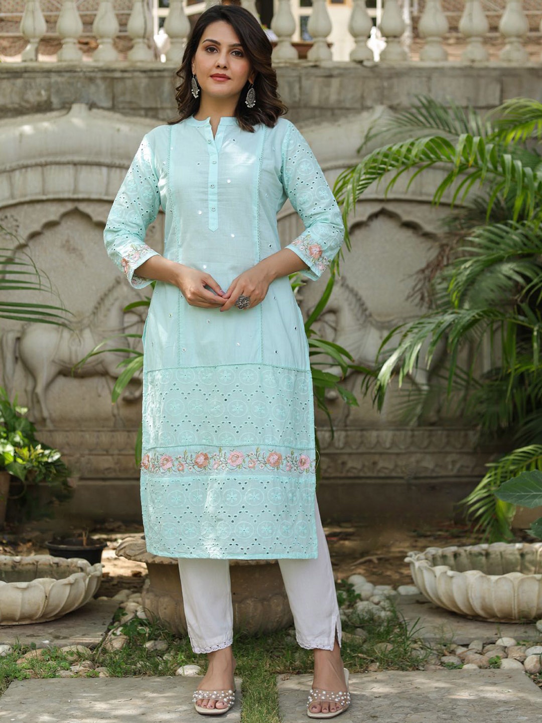

Readiprint Fashions Women Floral Embroidered Thread Work Kurta, Turquoise blue