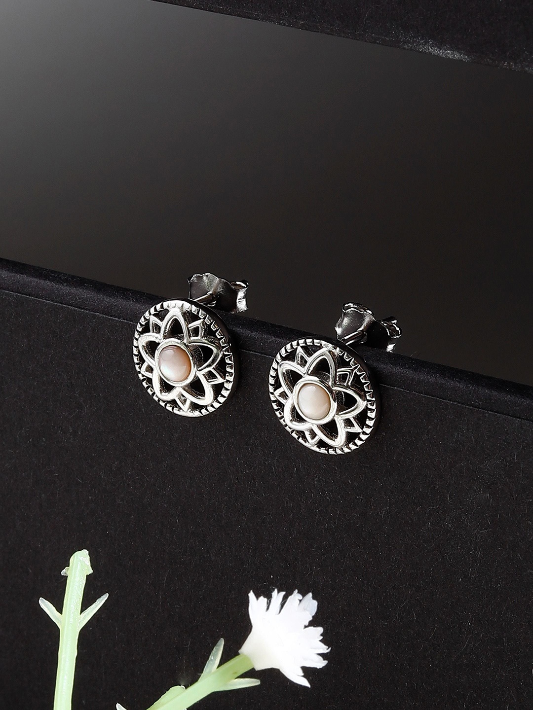 

DIAVO Contemporary Studs Earrings, Silver