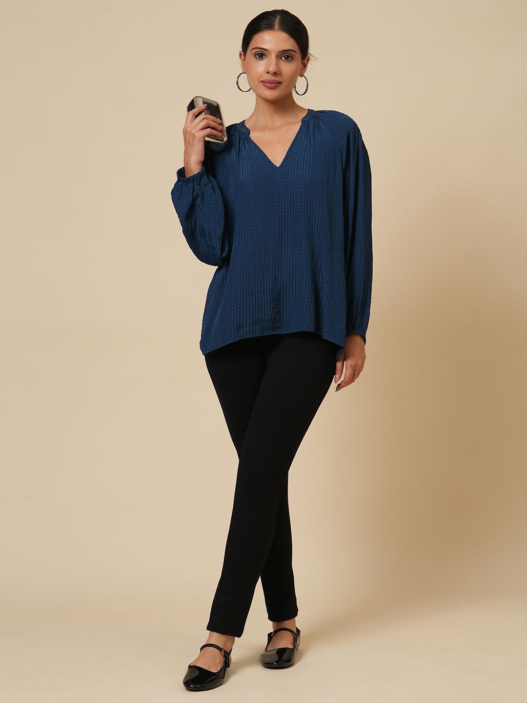 

Chemistry Women V-Neck Cuffed Sleeves Regular Top, Navy blue