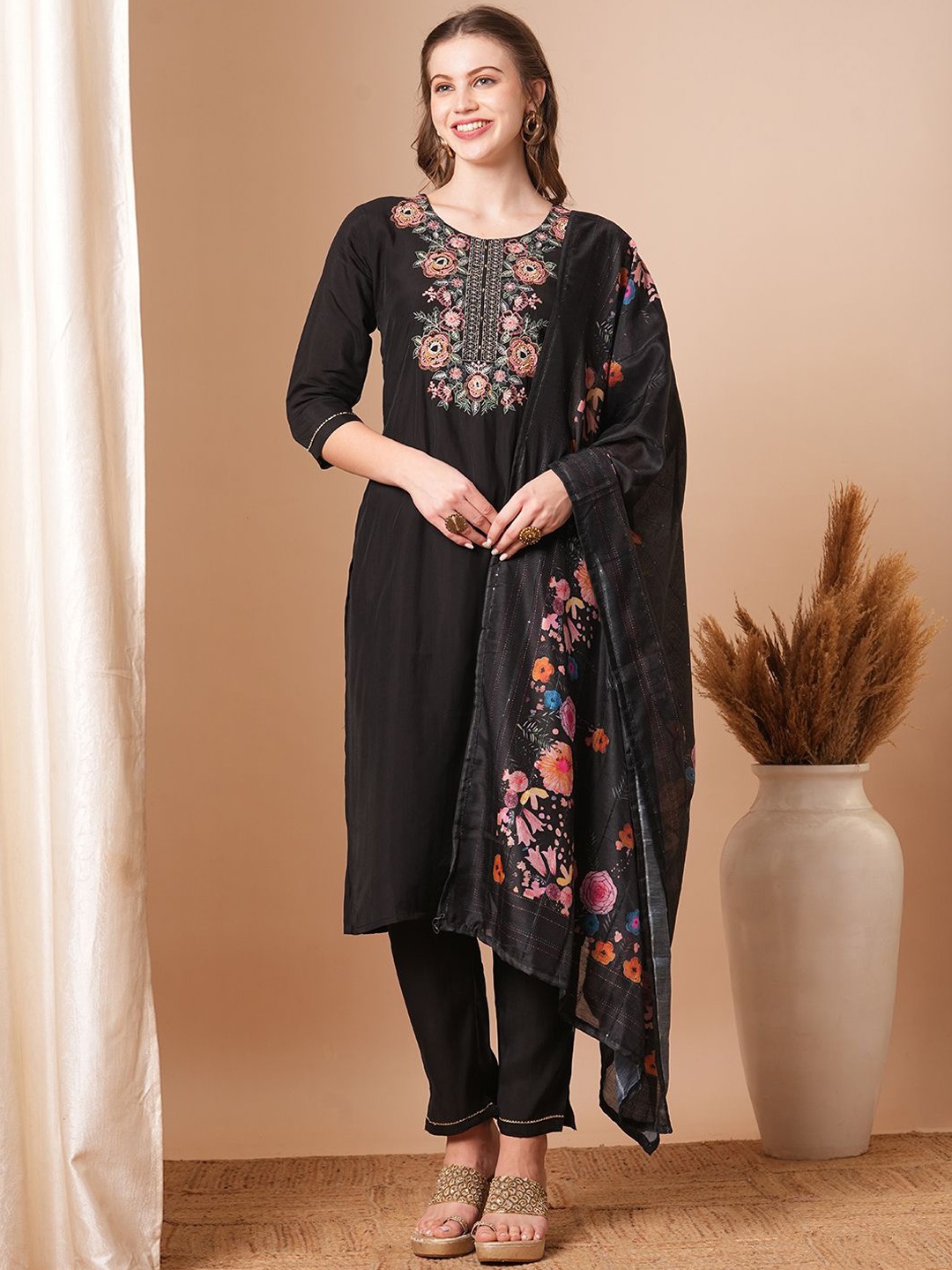 

FASHOR Women Floral Embroidered Regular Kurta with Trousers & With Dupatta, Black