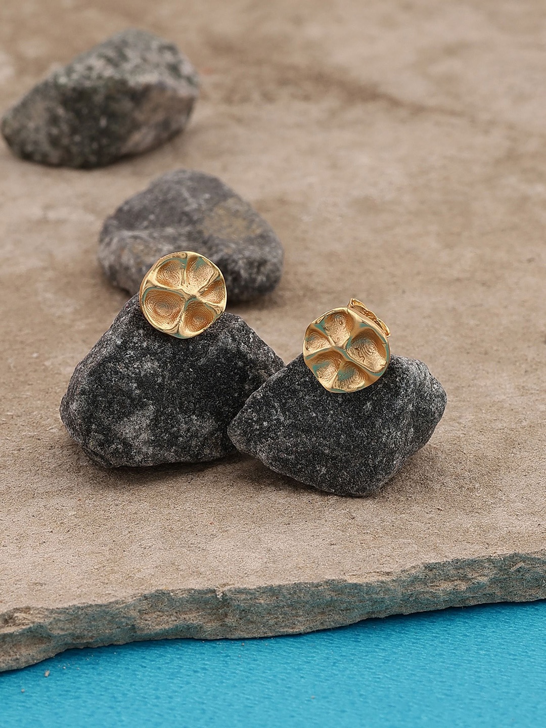 

DIAVO Contemporary Studs Earrings, Gold