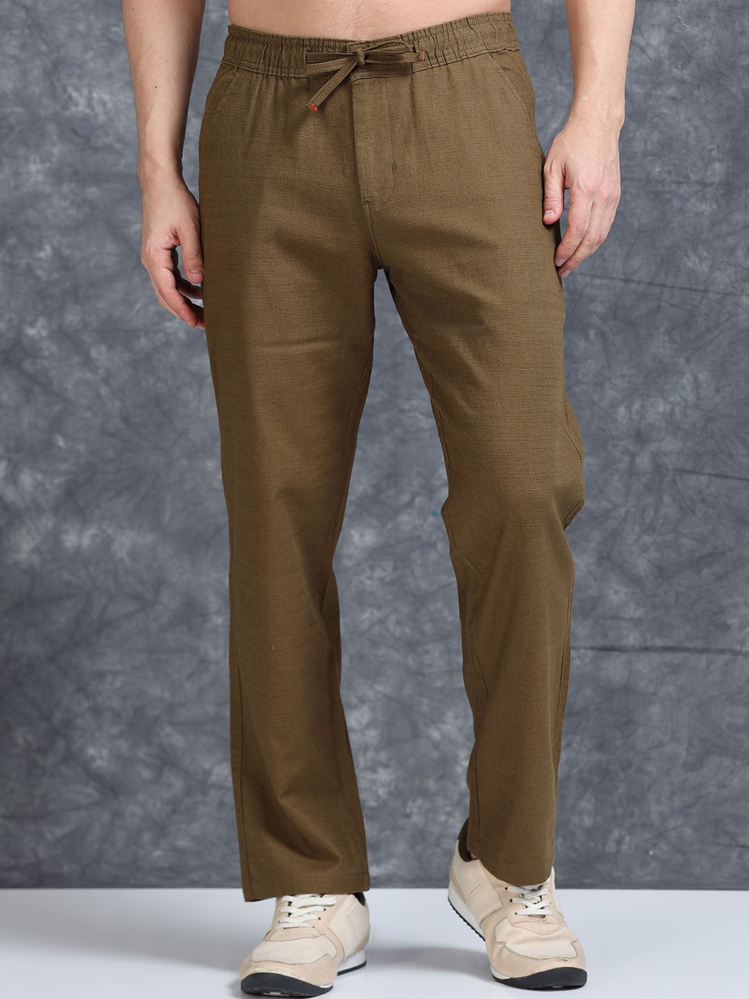 

The Roadster Lifestyle Co Men Relaxed-Fit Regular Trousers, Coffee brown