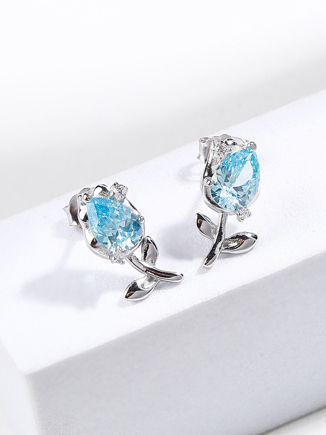 

DIAVO Contemporary Studs Earrings, Silver