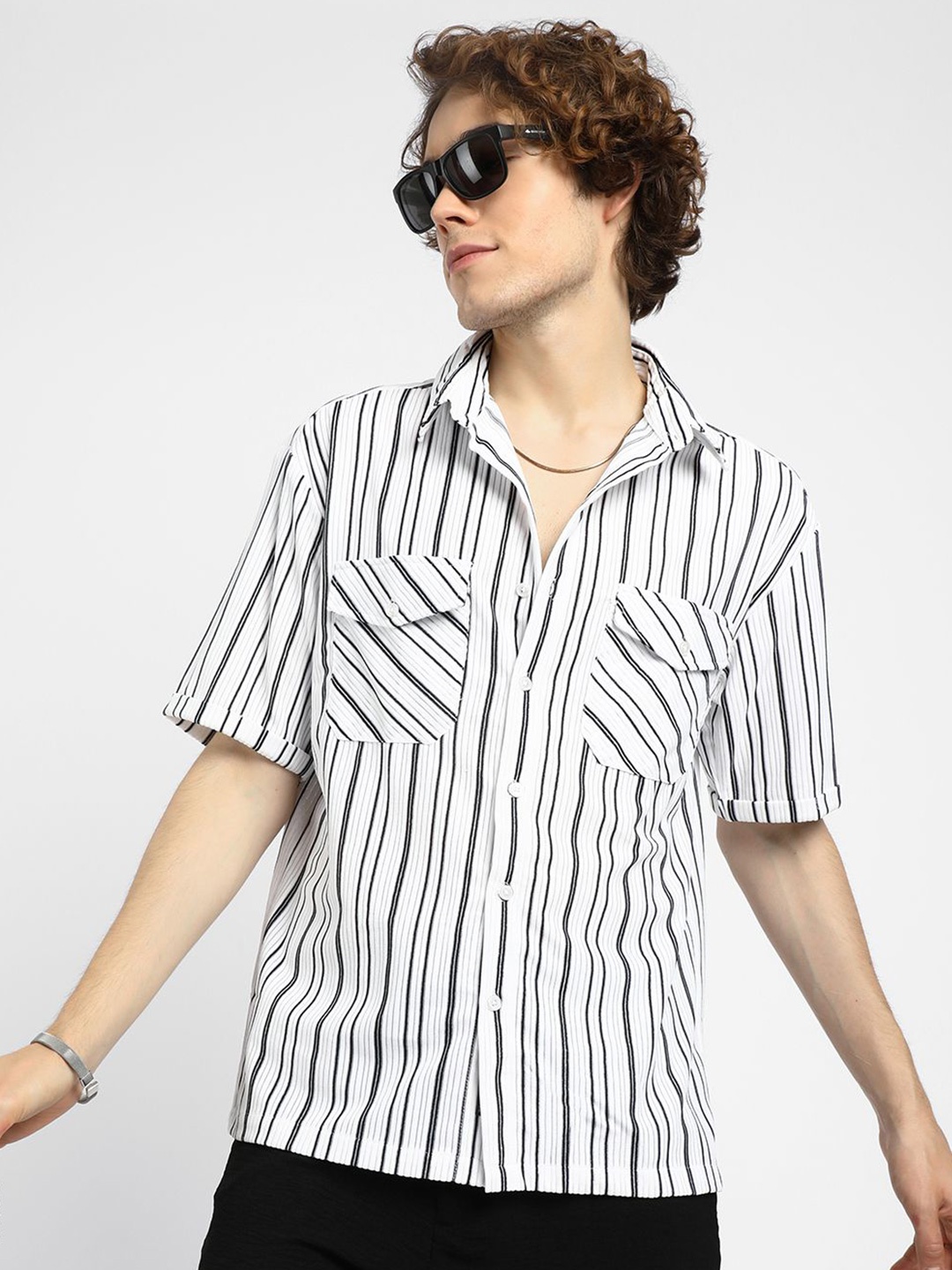 

Campus Sutra Men Comfort Spread Collar Vertical Striped Relaxed Fit Casual Shirt, White