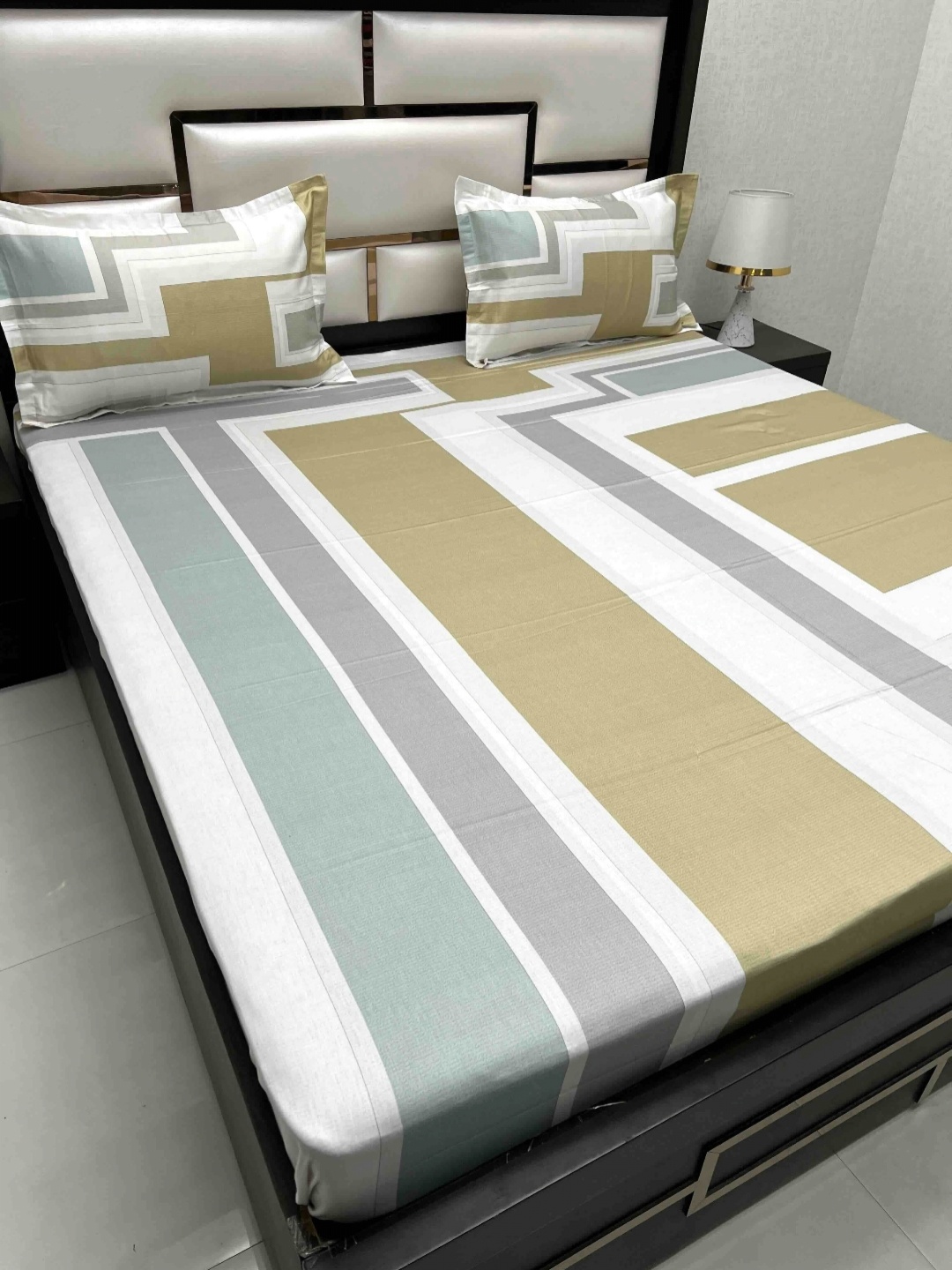 

Pure Decor Majestic White & Green Striped Pure Cotton 350 TC King Bedsheet Set-2.72mx2.78m