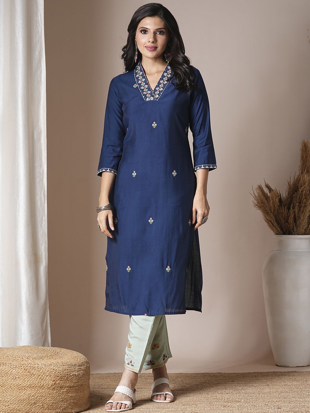 

FASHOR Women Floral Embroidered Thread Work Kurta, Navy blue