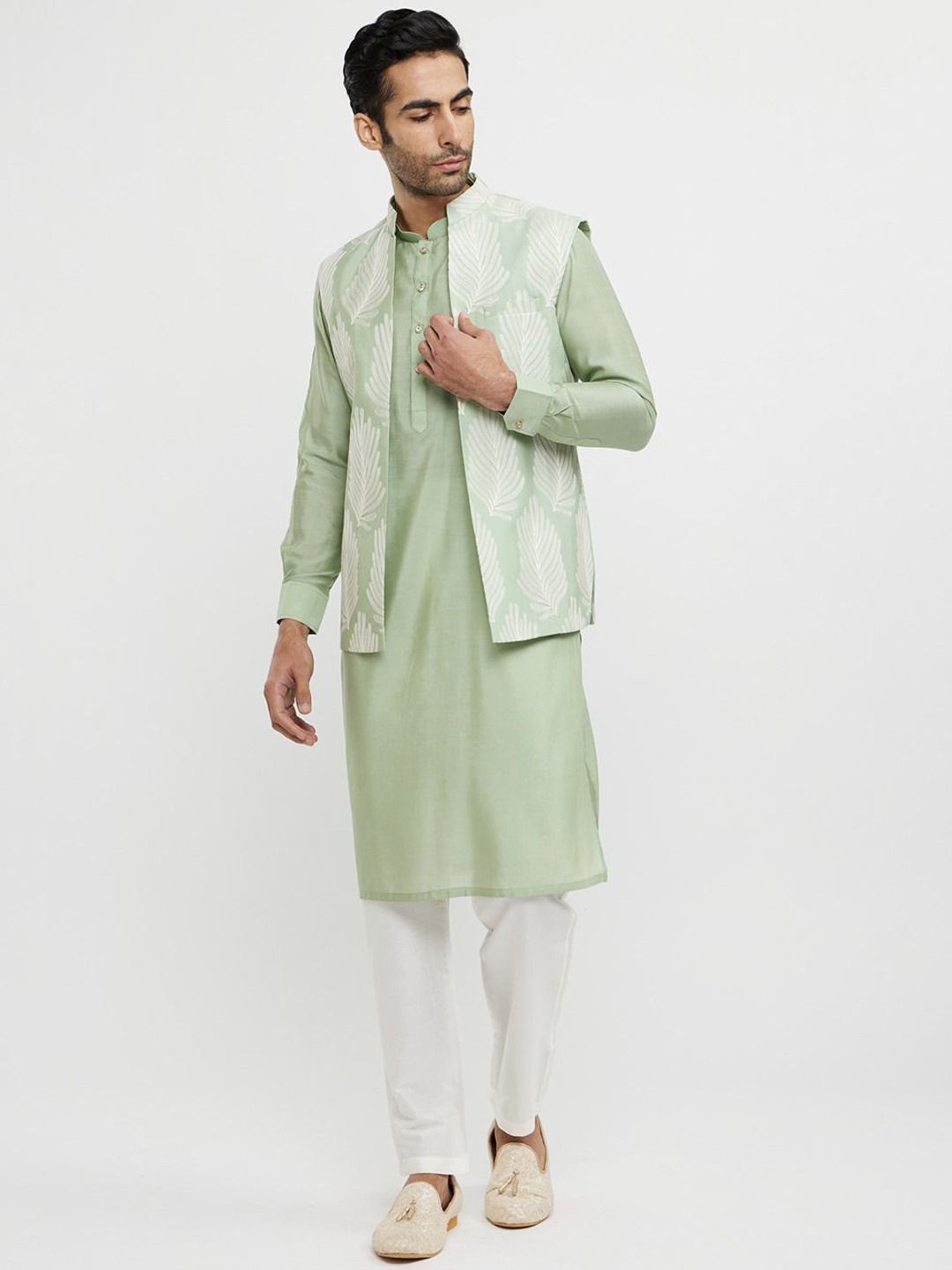 

Twamev Mandarin Collar Long Sleeves Regular Straight Kurta With Trouser With Nehru Jacket, Green