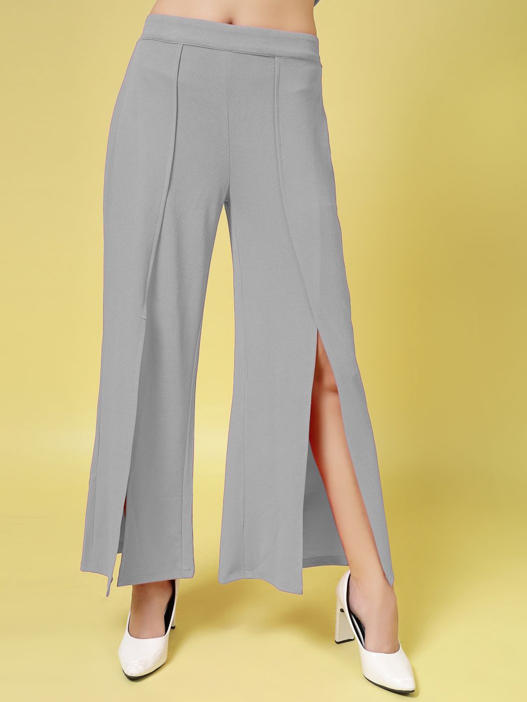 

Oomph! Women Relaxed Pleated Trousers, Grey