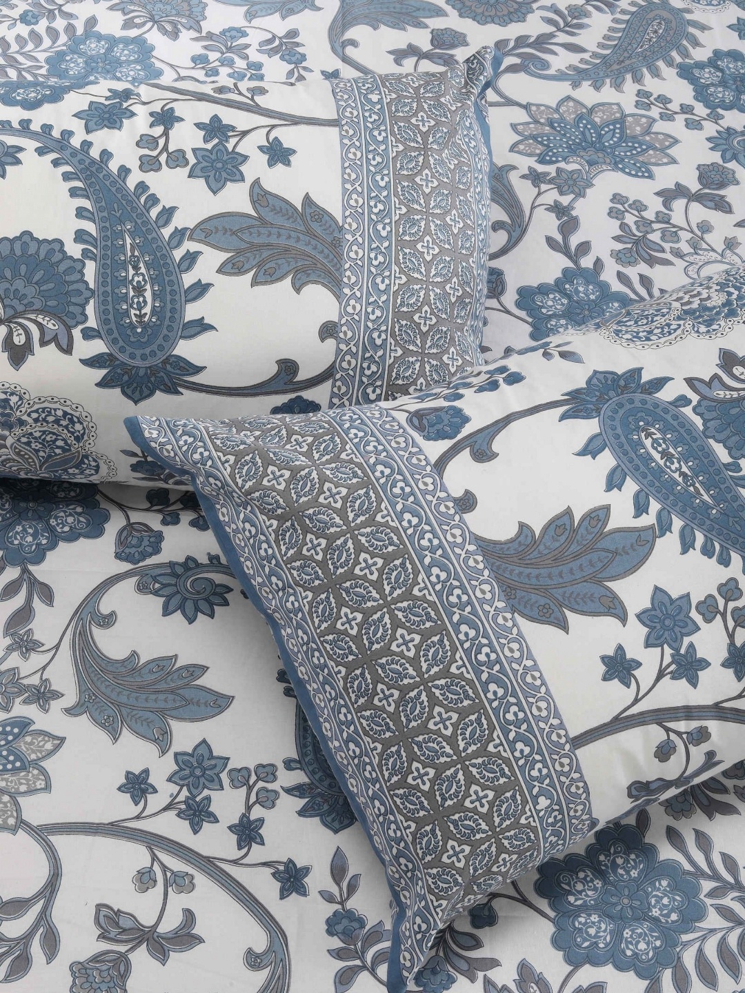 

SHAHENAZ Blue & White Floral 120 TC King Bedsheet with 2 Pillow Covers