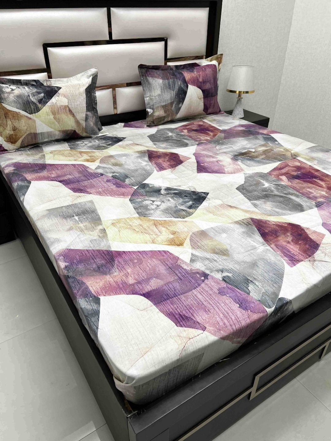 

Pure Decor Majestic White Geometric 600 TC Pure Cotton King Bedsheet Set 2.73 m x 2.75 m