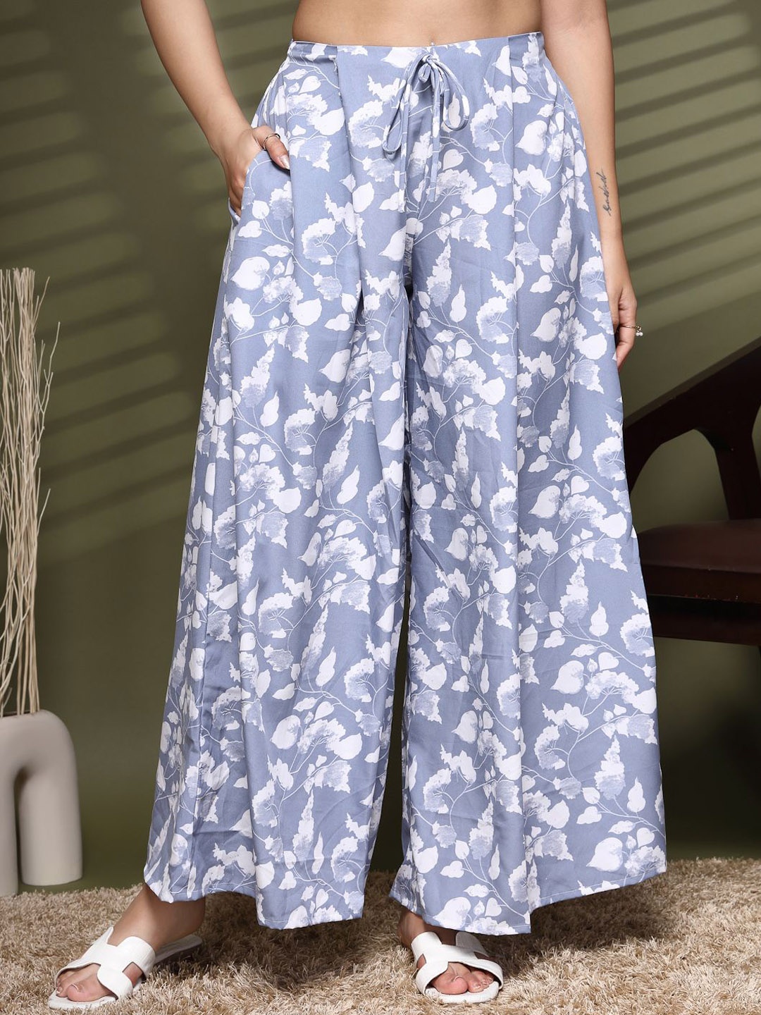 

Oomph! Women Floral Printed Relaxed Trousers, Grey