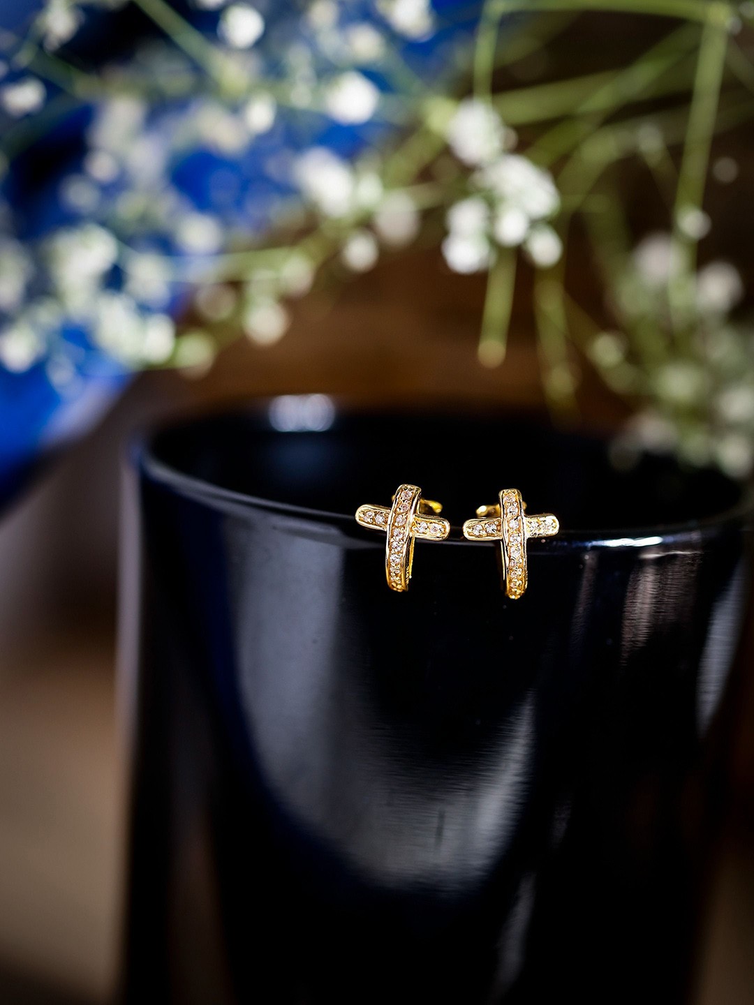 

DIAVO Contemporary Studs Earrings, Gold