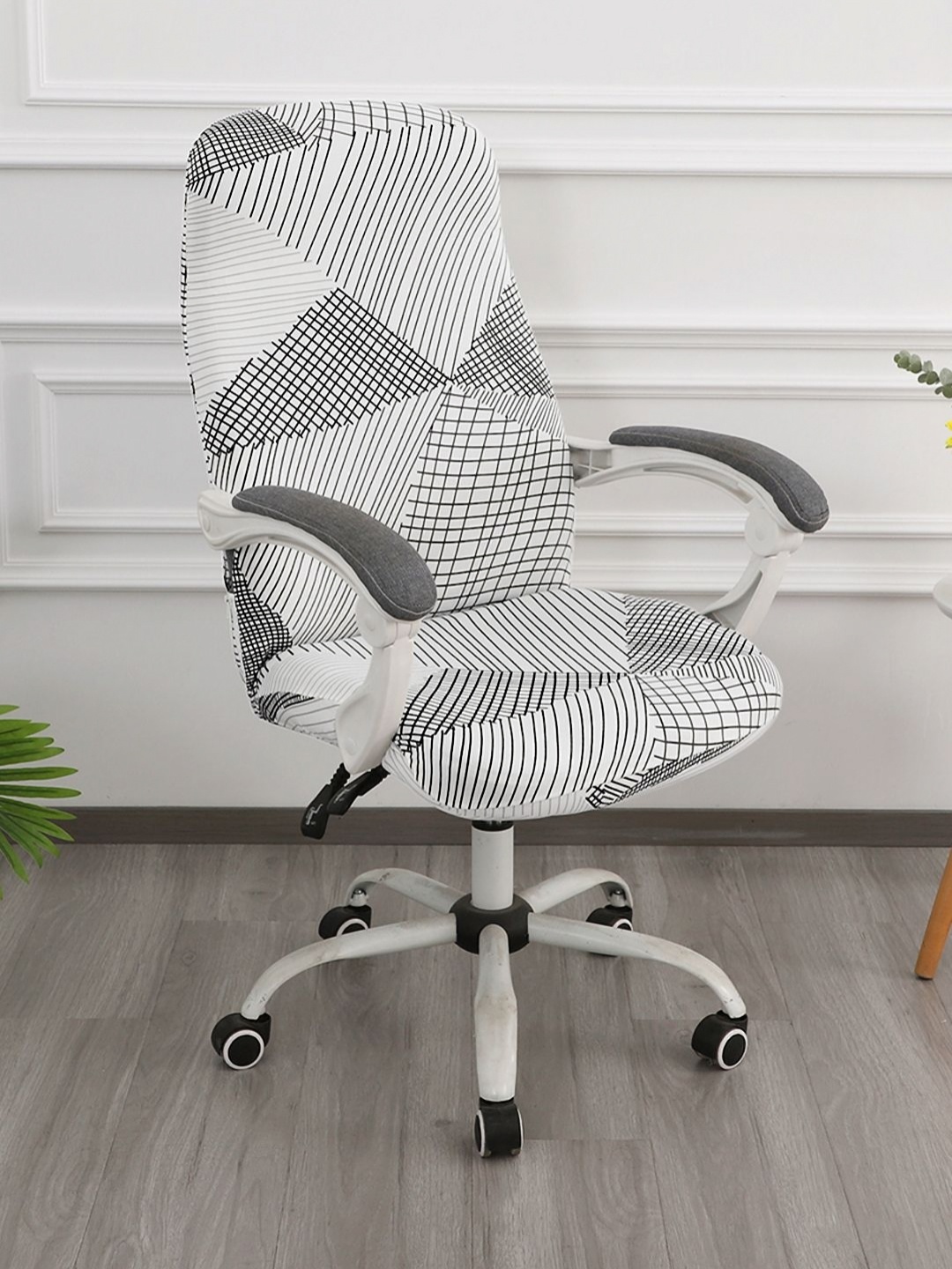 

HOKIPO White & Black Geometric Printed Stretchable Chair Cover