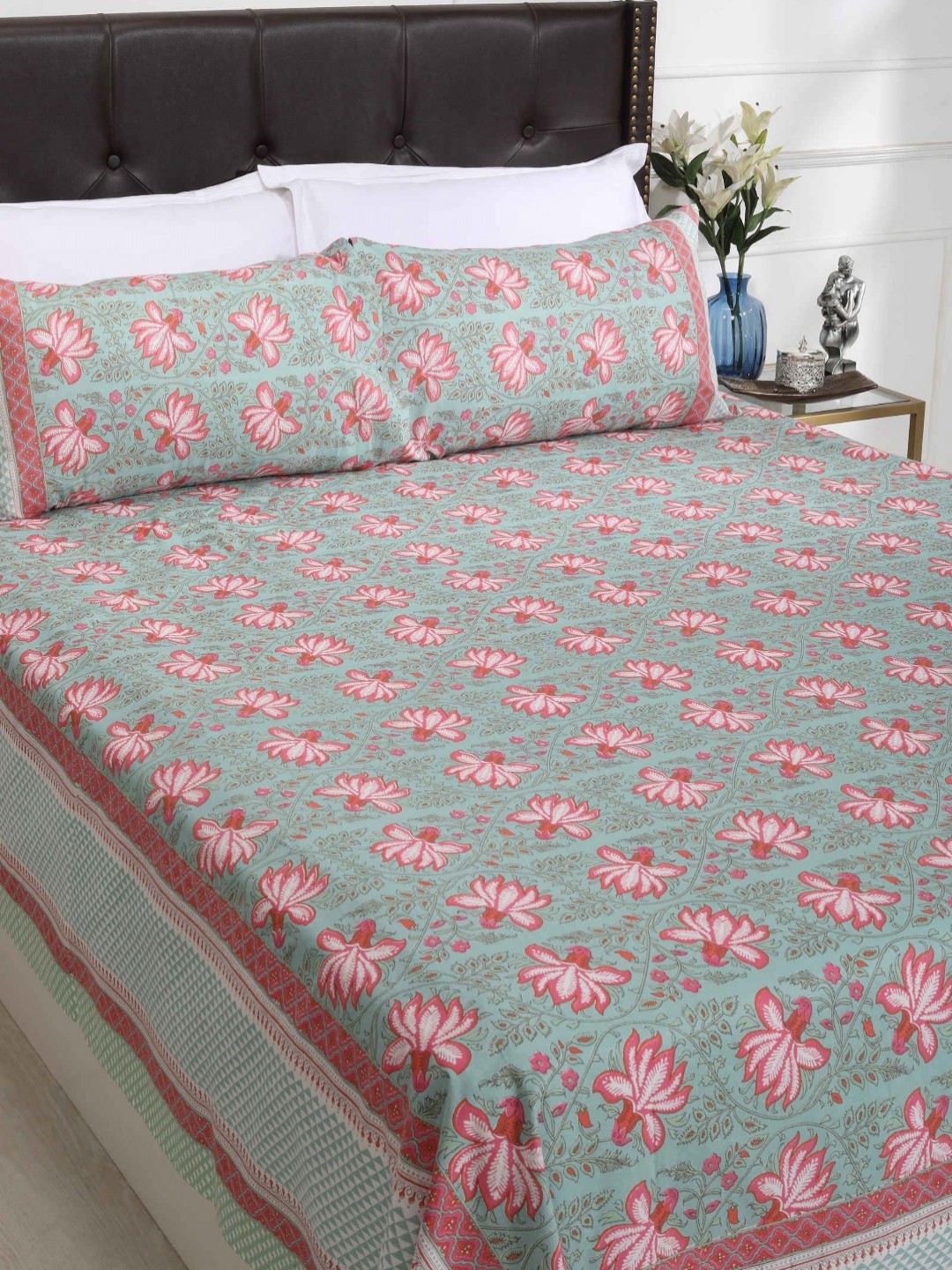 

SHAHENAZ Peach-Coloured & Green Floral Cotton 120 TC Queen Bedsheet with 2 Pillow Covers