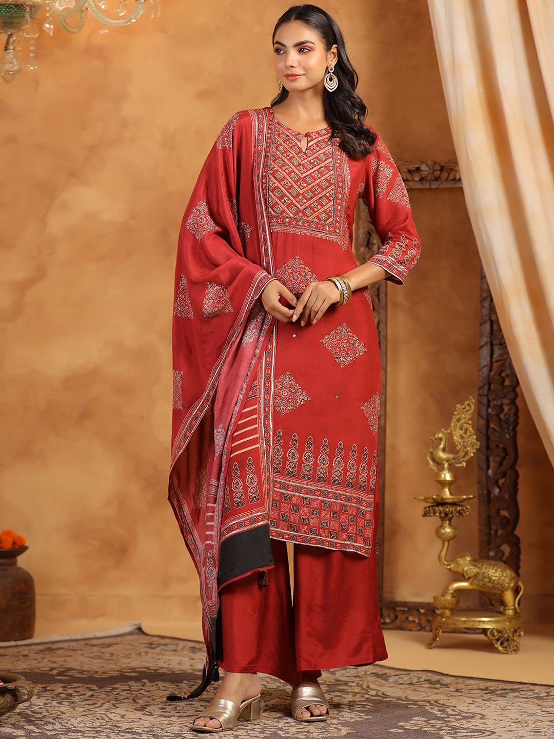 

Meena Bazaar Women Ethnic Motifs Printed Regular Beads and Stones Kurta with Palazzos & With Dupatta, Maroon