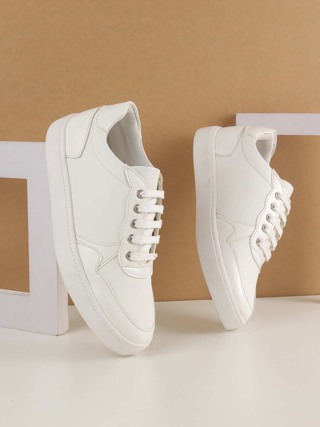 

Metro Women Sneakers, White